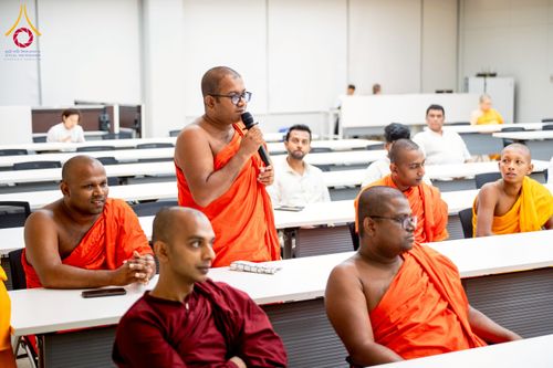 ภาพ No.222531:วันที่ 21 เมษายน พ.ศ. 2568 หลวงพ่อทัตตชีโวต้อนรับคณะสงฆ์ศรีลังกา ณ อาคาร 100 ปี คุณยายมหารัตนอุบาสิกาจันทร์ ขนนกยูง วัดพระธรรมกาย