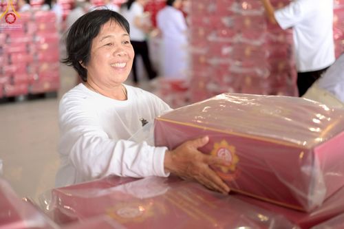 ภาพ No.214305:วันที่ 29 มีนาคม พ.ศ.2568 กิจกรรมใส่ถุงซิปกล่องไทยธรรม เพื่อรักษาความประณีตของกล่องไทยธรรม ในทุกสภาพอากาศ ณ บ้านแก้วเรือนทองคุณยาย วัดพระธรรมกาย