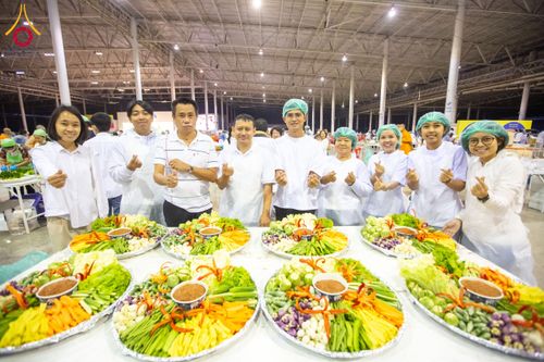 ภาพ No.203167:พิธีถวายภัตตาหารเป็นสังฆทาน แด่พระธรรมยาตรา ณ วัดพระธรรมกาย ตำบลคลองสาม อำเภอคลองหลวง จังหวัดปทุมธานี ในโครงการธรรมยาตรา กตัญญูบูชา มหาปูชนียาจารย์ พระมงคลเทพมุนี(สด จนฺทสโร) พระผู้ปราบมาร อนุสรณ์สถาน 7 แห่ง ปีที่ 13 วันที่ 29 มกราคม พ.ศ. 2568