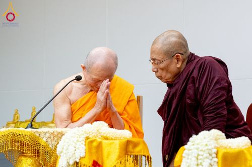 ภาพ No.222630:วันที่ 23 เมษายน พ.ศ. 2568 หลวงพ่อทัตตชีโวต้อนรับคณะสงฆ์เมียนมาร์ ณ อาคาร 100 ปี คุณยายมหารัตนอุบาสิกาจันทร์ ขนนกยูง วัดพระธรรมกาย