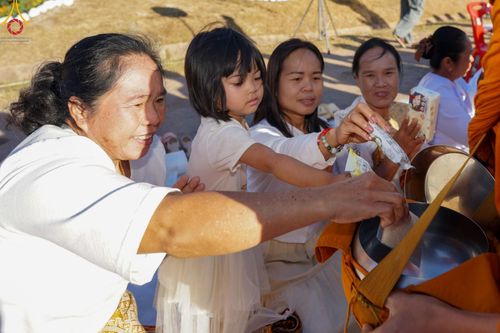 ภาพ No.187120:พิธีตักบาตรพระ ๕๐๐ รูป "สร้างบุญใหญ่ ส่งท้ายปีเก่า ต้อนรับปีใหม่ ๒๕๖๘" วันเสาร์ที่ ๒๘ ธันวาคม พ.ศ. ๒๕๖๗ ณ ถนนหน้าที่ว่าการอำเภอภูเรือ จังหวัดเลย