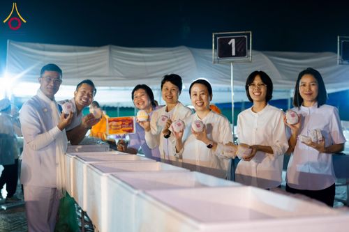 ภาพ No.190996:พิธีถวายภัตตาหารเป็นสังฆทาน แด่พระธรรมยาตรา ณ อนุสรณ์สถานคลองบางนางแท่น อ.สามพราน จ.นครปฐม ในโครงการธรรมยาตรา กตัญญูบูชา มหาปูชนียาจารย์ พระมงคลเทพมุนี(สด จนฺทสโร) พระผู้ปราบมาร อนุสรณ์สถาน 7 แห่ง ปีที่ 13 วันที่ 8 มกราคม พ.ศ. 2568