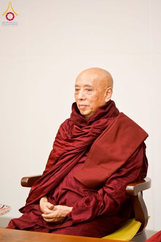 ภาพ No.223058:วันที่ 24 เมษายน พ.ศ. 2568 หลวงพ่อทัตตชีโวต้อนรับคณะสงฆ์เมียนมา ณ อาคาร 100 ปี คุณยายมหารัตนอุบาสิกาจันทร์ ขนนกยูง วัดพระธรรมกาย