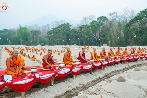 ภาพ No.138611:Photo Story  มหัศจรรย์วัดดงดินแดง Episode 6 พระภิกษุ-สามเณร ในโครงการบรรพชาอุปสมบทหมู่  กว่า 500 รูป และศีลจาริณีกว่า 300 คน ร่วมกันก่อพระเจดีย์ทราย 20,000 องค์ และจุดประทีป  บูชาธรรม 80 ปี หลวงพ่อธมฺมชโย กลางลำน้ำแม่ตื่น