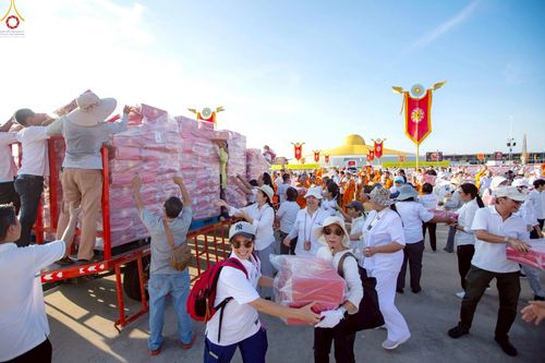 ภาพ No.225027:วันที่ 20 - 27 เมษายน พ.ศ. 2568 "ภาพแห่งความปลื้มที่ไม่มีวันจบ" คณะสงฆ์สามเณร เจ้าหน้าที่ และสาธุชน ร่วมแรงร่วมใจกันเตรียมงานและเก็บงาน เพื่อวันคุ้มครองโลก พิธีถวายมหาสังฆทานคณะสงฆ์ 40,000 กว่าวัดทั่วประเทศ