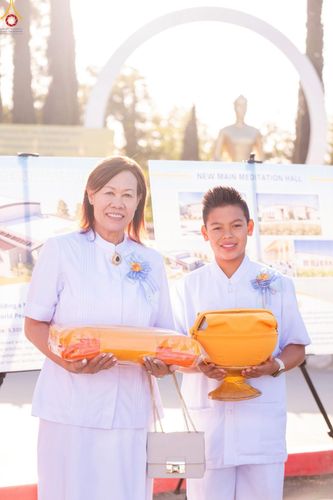 ภาพ No.252208:วันที่ 4-5 ตุลาคม พ.ศ. 2568  วัดพระธรรมกายแคลิฟอร์เนีย ประเทศสหรัฐอเมริกา ได้จัดพิธีตัดปอยผม โดยคณะสงฆ์ ญาติ ๆ และสาธุชน ให้กับนาคธรรมทายาท 8 ท่าน และได้จัดพิธีบรรพชา-อุปสมบท ฉลองพิธีทอดกฐินบรมจักรพรรดิ สร้างอุโบสถ 82 ปี บูชาธรรมหลวงพ่อธัมมชโย