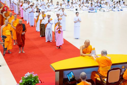 ภาพ No.232123:วันอาทิตย์ที่ 6 กรกฏาคม พ.ศ. 2568 พิธีมอบโล่เกียรติคุณ สวดธัมมจักกัปปวัตตนสูตร และรางวัลโครงการผู้นำแสงสว่างออนไลน์ ณ ห้องแก้วสารพัดนึก1 สภาธรรมกายสากล วัดพระธรรมกาย