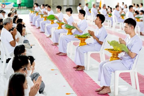 ภาพ No.248571:วันที่ 28 กันยายน พ.ศ. 2568 พิธีตัดปอยผม และปลงผม โครงการอุปสมบทบูชาธรรม 141 ปี พระมงคลเทพมุนี ณ วิหารคด วัดพระธรรมกาย