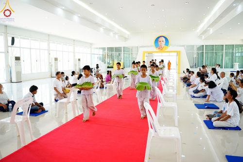 ภาพ No.134814:พิธีตัดปอยผม พิธีขอขมารับผ้าไตร พิธีบรรพชา และพิธีถวายบาตร ในโครงการบรรพชาสามเณร ฟื้นฟูพระพุทธศาสนาทั่วไทย  ณ ศูนย์ปฏิบัติธรรมและศูนย์อบรมเยาวชนเพชรบุรี ต.ท่าแลง อ.ท่ายาง จ.เพชรบุรี