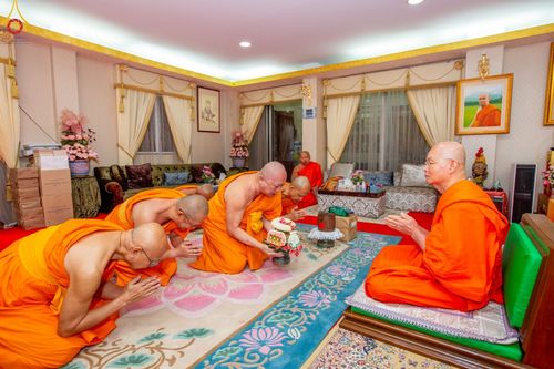 ภาพ No.84942:พิธีทำสามีจิกรรมและรับฟังโอวาท จากพระผู้ใหญ่ พระมหาเถระ พระสังฆาธิการ เนื่องในเทศกาลเข้าพรรษา ของคณะสงฆ์วัดพระธรรมกาย นำโดยหลวงพ่อทัตตชีโว วันที่ 3 สิงหาคม พ.ศ. 2566