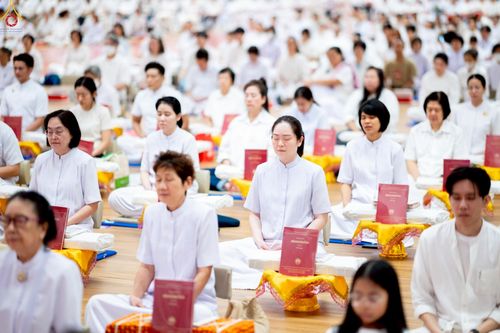 ภาพ No.228291:วันอาทิตย์ที่ 8 มิถุนายน พ.ศ. 2568 พิธีถวายทุนสนับสนุนพระไตรปิฎกฉบับธรรมชัย และอนุรักษ์คัมภีร์โบราณ ณ ห้องแก้วสารพัดนึก 2 วัดพระธรรมกาย