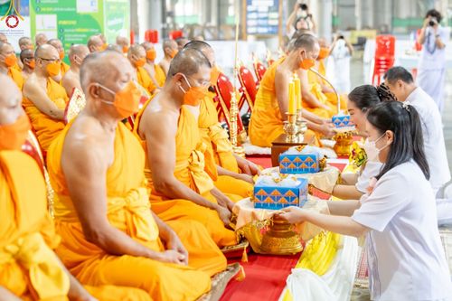 ภาพ No.88535:พิธีตักบาตรฉลองพระใหม่ โครงการอุปสมบทหมู่บูชาธรรมครบรอบ 106 ปี วันครูผู้ค้นพบวิชชาธรรมกาย ณ มหารัตนวิหารคด 11 วัดพระธรรมกาย ในวันอาทิตย์ ที่ 24 กันยายน พ.ศ. 2566