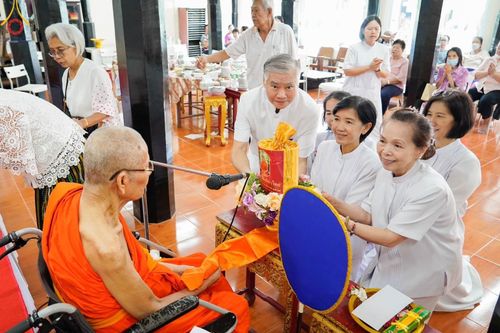 ภาพ No.169716:พิธีทอดกฐิน ณ วัดบางขุนนนท์ เขตบางกอกน้อย จ.กรุงเทพมหานคร ในโครงการกฐินสามัคคีทั่วไทย 30,000 วัด บูชาธรรม 80 ปี หลวงพ่อธัมมชโย โดยคณะศิษยานุศิษย์วัดพระธรรมกาย วันที่ 26 ตุลาคม พ.ศ. 2567