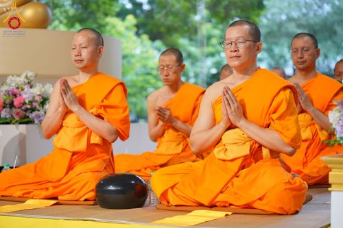 ภาพ No.144253:พิธีตักบาตรพระใหม่  โครงการบรรพชาอุปสมบทหมู่ ธรรมทายาทนานาชาติ (ภาษาจีน) ณ อาคารโถงช้าง วัดพระธรรมกาย วันอาทิตย์ที่ 14 กรกฎาคม พ.ศ. 2567