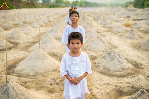 ภาพ No.63246:Photo Story  มหัศจรรย์วัดดงดินแดง Episode 1  พิธีปลงผมนาคธรรมทายาท  ในโครงการบรรพชาอุปสมบทหมู่ ฟื้นฟูพระพุทธศาสนาทั่วไทย วัดดงดินแดง ณ ลำน้ำแม่ตื่น อ.อมก๋อย จ.เชียงใหม่ วันที่ 2 เมษายน พ.ศ. 2567