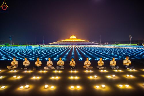 ภาพ No.59850:คณะสงฆ์และสาธุชนร่วมใจกัน สวดมนต์บทธัมมจักกัปปวัตนสูตร ครบ 6,315,808,080 จบ และจุดประทีปแปรอักษร ถวายเป็นพุทธบูชา เนื่องในวาระ "ฉลองอายุวัฒนมงคล 80 ปี หลวงพ่อธัมมชโย" ณ ลานธรรม มหารัตนวิหารคด วัดพระธรรมกาย