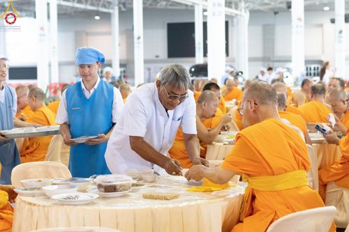 ภาพ No.161001:พิธีถวายภัตตาหารเมนูสวรรค์ ในพรรษาแห่งการเข้าถึงธรรม วันที่ 10 ตุลาคม พ.ศ. 2567 ณ สภาธรรมกายสากล วัดพระธรรมกาย