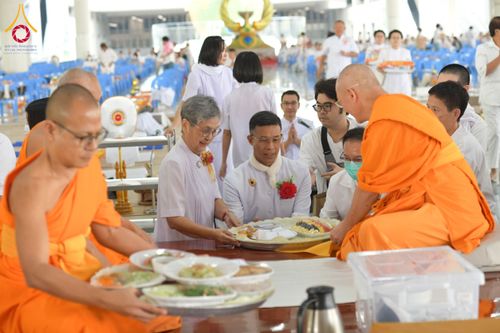 ภาพ No.198033:พิธีถวายภัตตาหารแด่พระภิกษุ สามเณร  บูชาธรรมคุณยายอาจารย์มหารัตนอุบาสิกาจันทร์ ขนนกยูง เนื่องในวาระวันคล้ายวันเกิดครบ 116 ปี วันอาทิตย์ที่ 19 มกราคม พ.ศ. 2568 ณ หอฉันคุณยายอาจารย์ฯ วัดพระธรรมกาย