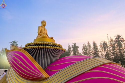 ภาพ No.110215:พิธีตักบาตรพระธรรมยาตราฯ ในโครงการธรรมยาตรากตัญญูบูชา มหาปูชนียาจารย์ พระมงคลเทพมุนี(สด จนฺทสโร) พระผู้ปราบมาร ปีที่ 12 ณ อนุสรณ์สถานลำดับที่ 2 สถานที่ตั้งมโนปณิธานบวชตลอดชีวิต อนุสรณ์สถานบางนางแท่น จ.นครปฐม วันที่ 11 มกราคม พ.ศ. 2567