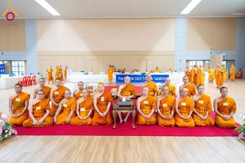 ภาพ No.208756:พระบาทสมเด็จพระเจ้าอยู่หัวทรงพระกรุณาโปรดเกล้าฯ พระราชทานภัตตาหารพระราชทาน แด่พระภิกษุ สามเณร ในการสอบบาลีสนามหลวง ณ วัดพระธรรมกาย วันที่ 22 กุมภาพันธ์ พ.ศ. 2568 ณ วัดพระธรรมกาย อำเภอคลองหลวง จังหวัดปทุมธานี