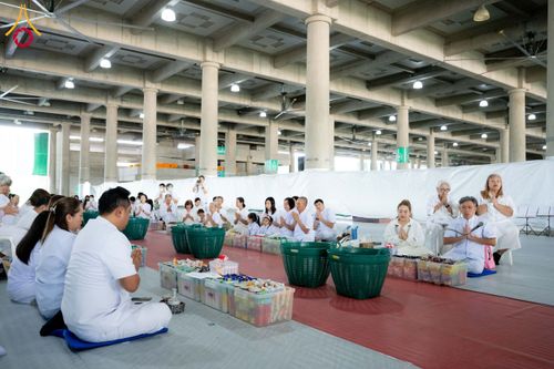 ภาพ No.145631:พิธีตักบาตรโครงการบรรพชาสามเณร โรงเรียนนานาชาติ รุ่นที่ 13 ณ มหารัตนวิหารคด 9 วัดพระธรรมกาย วันเสาร์ที่ 20 กรกฎาคม พ.ศ. 2567