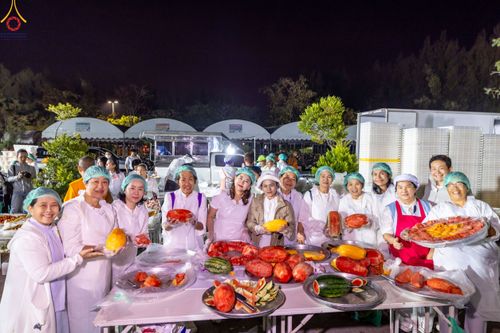 ภาพ No.190427:สาธุชนถวายภัตตาหารเป็นสังฆทาน แด่พระธรรมยาตรา ณ อนุสรณ์สถานมหาวิหารพระมงคลเทพมุนี (โลตัสแลนด์) อ.สองพี่น้อง จ.สุพรรณบุรี ในโครงการธรรมยาตรา กตัญญูบูชา มหาปูชนียาจารย์ พระมงคลเทพมุนี(สด จนฺทสโร) พระผู้ปราบมาร แห่ง ปีที่ 13 วันที่ 7 มกราคม พ.ศ.2568