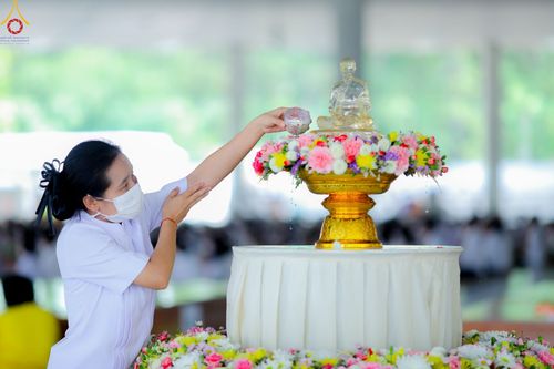 ภาพ No.80239:สาธุชนร่วมสรงน้ำพระและทำบุญ เนื่องในวันสงกรานต์ ณ หอฉันคุณยายอาจารย์ฯ วัดพระธรรมกาย วันที่ 13 เมษายน พ.ศ. 2566