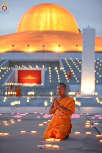 ภาพ No.150277:พิธีจุดประทีป และพิธีฉลองชัยสวดมนต์ บทธัมมจักกัปปวัตตนสูตร ครบ 6,668,272,727 จบ เนื่องในวันธรรมชัย 27 สิงหาคม พ.ศ. 2567 ณ มหารัตนวิหารคด วัดพระธรรมกาย