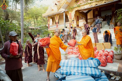 ภาพ No.220276:วันที่ 17 เมษายน พ.ศ. 2568 ผู้แทนวัดพระธรรมกาย ลงพื้นที่เยียวยา ซับน้ำตาเหยื่อแผ่นดินไหวมัณฑะเลย์