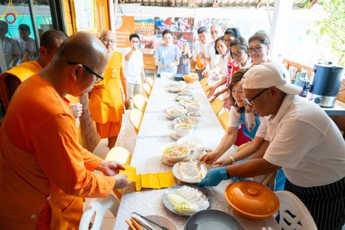 ภาพ No.140306:Photo Story มหัศจรรย์วัดดงดินแดง  EP.8  ภาพการเตรียมงาน การปฎิบัติงาน ของเหล่าผู้ทุ่มเทและเสียสละ เพื่อความสำเร็จของความมหัศจรรย์ ณ วัดดงดินแดง ต.ม่อนจอง อ.อมก๋อย จ.เชียงใหม่ วันที่ 1-7 เมษายน พ.ศ. 2567