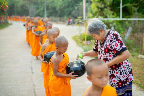 ภาพ No.136953:Photo Story  มหัศจรรย์วัดดงดินแดง Episode 5 กิจกรรมถ่ายภาพหมู่ประวัติศาสตร์ และตักบาตรฉลองพระ-เณรกว่า 500 รูป วันที่ 6 เมษายน พ.ศ. 2567