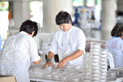 ภาพ No.239954:วันที่ 20-23 สิงหาคม พ.ศ. 2568 การเตรียมงานวันธรรมชัย ใส่ถ่านประทีป LED ที่วิหารคด 7 และ 25 วัดพระธรรมกาย