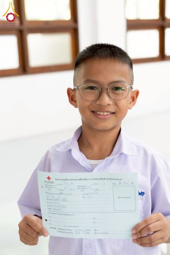 ภาพ No.230318:วันจันทร์ที่ 30 มิถุนายน พ.ศ. 2568 เจ้าอาวาสวัดพระธรรมกาย เยี่ยมอนุโมทนาให้กำลังใจ บุคลากรทางการแพทย์-เจ้าหน้าที่ผู้ปฏิบัติงาน โครงการรถตัดแว่นสายตาเคลื่อนที่สภากาชาดไทย เพื่อเด็กนักเรียนในชนบท พื้นที่จังหวัดปทุมธานี