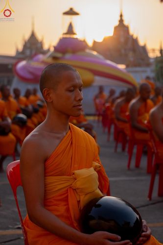 ภาพ No.197610:พิธีตักบาตรพระธรรมยาตรา ณ อนุสรณ์สถานลำดับที่ 4 สถานที่เกิดด้วยกายธรรม วัดโบสถ์(บน) ต.บางคูเวียง จ.นนทบุรี ในโครงการธรรมยาตรา กตัญญูบูชา มหาปูชนียาจารย์ พระมงคลเทพมุนี(สด จนฺทสโร) พระผู้ปราบมาร อนุสรณ์สถาน 7 แห่ง ปีที่ 13 วันที่ 19 มกราคม พ.ศ. 2568