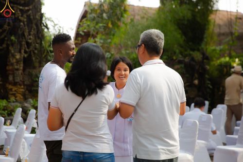 ภาพ No.156353:วัดพุทธบาหลีและวัดพระธรรมกาย จัดปฏิบัติธรรมนานาชาติ 1,151 คนจาก 78 ประเทศ ใน "วันสันติภาพสากล" ณ บาหลี อินโดนีเซีย วันเสาร์ที่ 21 กันยายน พ.ศ. 2567 เวลา 16.00-21.00 น. ณ พิพิธภัณฑ์ ARMA เมืองอูบุด จังหวัดบาหลี ประเทศอินโดนีเซีย