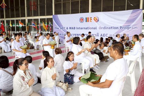 ภาพ No.230749:วันที่ 28 มิถุนายน พ.ศ. 2568 พิธีตัดปอยผมและปลงผม โครงการบวชพระนานาชาติ AEC & WAB รุ่นที่ 9 ณ วิหารคด 2 วัดพระธรรมกาย