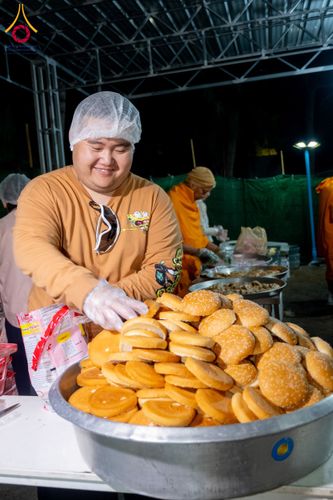 ภาพ No.292739:วันที่ 12 มกราคม พ.ศ. 2569 พิธีถวายภัตตาหารเป็นสังฆทาน แด่พระธรรมยาตรา ณ อนุสรณ์สถานมหาวิหารพระมงคลเทพมุนี (โลตัสแลนด์) อ.สองพี่น้อง จ.สุพรรณบุรี ในโครงการธรรมยาตรา กตัญญูบูชา มหาปูชนียาจารย์ พระมงคลเทพมุนี(สด จนฺทสโร) พระผู้ปราบมาร อนุสรณ์สถาน 7 แห่ง ปี