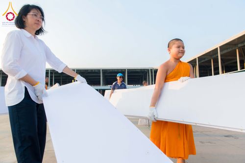 ภาพ No.326500:วันที่ 26 -27 เมษาบน พ.ศ.2569 การเก็บงานแผ่นหน้าโต๊ะที่ลานธรรม งานถวายมหาสังฆทาน 40,000 กว่าวัดทั่วประเทศ ณ ลานธรรม วัดพระธรรมกาย
