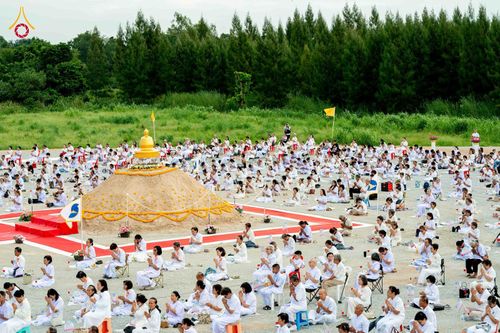 ภาพ No.346632:วันอาทิตย์ที่ 30 สิงหาคม พ.ศ.2569 พิธีทอดผ้าป่า สวดธรรมจักรกัปปวัตนสูตรกลั่นแผ่นดินโปรยรัตนชาติ  สถาปนาองค์พระเจดีย์เพื่อสร้างสันติภาพโลก  ณ ศูนย์ปฏิบัติธรรมพนมสารคาม (เพชรตะวัน) จังหวัดฉะเชิงเทรา