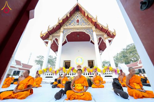 ภาพ No.297310:วันที่ 15 มกราคม พ.ศ.2569 พระธรรมยาตราปฏิบัติธรรมและถ่ายภาพหมู่ประวัติศาสตร์ อนุสรณ์สถานลำดับที่ 4 สถานที่เกิดด้วยกายธรรม  ณ วัดโบสถ์บน ต.บางคูเวียง จ.นนทบุรี ในโครงการธรรมยาตรา กตัญญูบูชา มหาปูชนียาจารย์ พระมงคลเทพมุนี(สด จนฺทสโร) พระผู้ปราบมาร อนุสรณ์ส