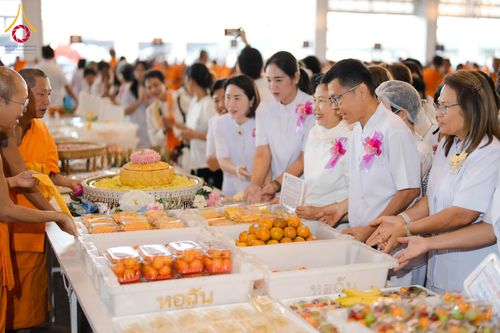 ภาพ No.305600:วันที่ 29 มกราคม พ.ศ. 2569 พิธีถวายภัตตาหารเป็นสังฆทาน แด่พระธรรมยาตรา ณ วัดพระธรรมกาย  จังหวัดปทุมธานี ในโครงการธรรมยาตรา กตัญญูบูชา มหาปูชนียาจารย์ พระมงคลเทพมุนี(สด จนฺทสโร) พระผู้ปราบมาร อนุสรณ์สถาน 7 แห่ง ปีที่ 14