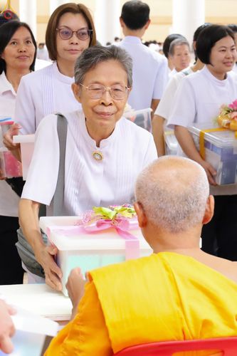 ภาพ No.280611:วันที่ 28 ธันวาคม พ.ศ.2568 พิธีถวายอุปกรณ์ทำความสะอาด ณ ห้องแก้วสารพัดนึก วัดพระธรรมกาย