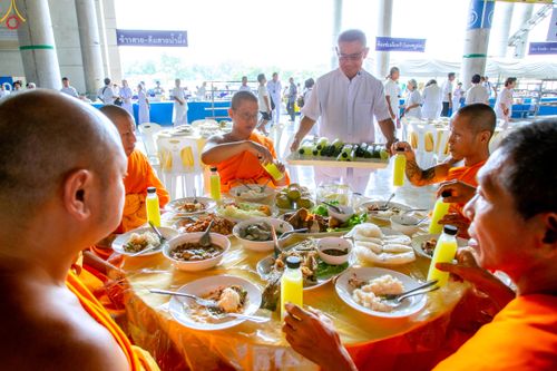 ภาพ No.325856:วันที่ 22 เมษายน พ.ศ.2569(วันคุ้มครองโลก) งานถวายมหาสังฆทาน 40,000 กว่าวัดทั่วประเทศ เจ้าหน้าที่ สาธุชน ร่วมใจจัดเตรียมภัตตาหารเพล (ชุด 2)