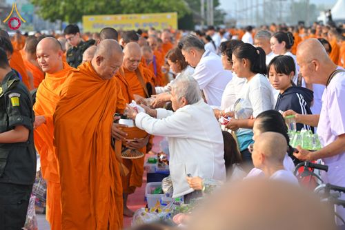 ภาพ No.284704:วันอาทิตย์ที่ 14 ธันวาคม พ.ศ.2568  พิธีทำบุญเมืองสุราษฎร์ธานี 110ปี และพิธีตักบาตรพระสงฆ์ 1,110 รูป  ณ บริเวณริมน้ำวัดกลาง (เก่า) ถนนบ้านดอน ตำบลตลาดใหม่ อำเภอเมือง จังหวัดสุราษฎร์ธานี