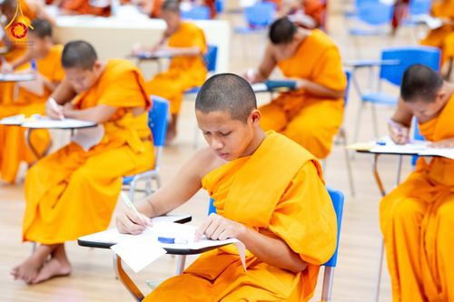 ภาพ No.208892:พระบาทสมเด็จพระเจ้าอยู่หัวทรงพระกรุณาโปรดเกล้าฯ พระราชทานภัตตาหารพระราชทาน แด่พระภิกษุ สามเณร ในการสอบบาลีสนามหลวง ณ วัดพระธรรมกาย วันที่ 22 กุมภาพันธ์ พ.ศ. 2568 ณ วัดพระธรรมกาย อำเภอคลองหลวง จังหวัดปทุมธานี