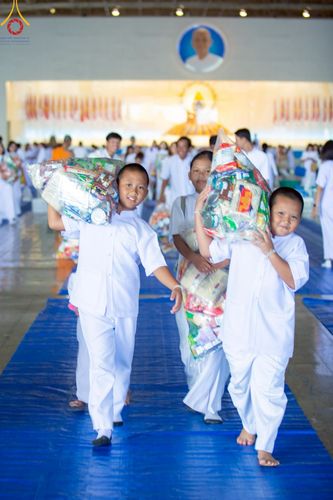 ภาพ No.222078:วันที่ 4 พฤษภาคม พ.ศ. 2568 พิธีตักบาตร เนื่องในวันอาทิตย์ต้นเดือน ณ บ้านแก้วเรือนทองคุณยายฯ วัดพระธรรมกาย