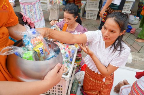 ภาพ No.146349:ตักบาตรพระ 1,384 รูป ทำบุญเมืองฝางครบรอบ 1,383 ปี ถวายเป็นพระราชกุศลแด่พระบาทสมเด็จพระเจ้าอยู่หัว เนื่องในโอกาสพระราชพิธีมหามงคล เฉลิมพระชนมพรรษา 6 รอบ 72 พรรษา วันเสาร์ที่ 27 กรกฎาคม พ.ศ.2567  ณ ถนนหน้าที่ว่าการอำเภอฝาง จ.เชียงใหม่