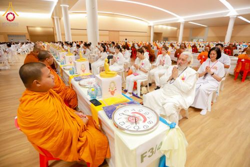 ภาพ No.60053:พิธีเจริญพระพุทธมนต์ "ฉลองอายุวัฒนมงคล 80 ปี หลวงพ่อธัมมชโย" พิธีถวายไทยธรรม คณะสงฆ์ 10,000 กว่าวัดทั่วประเทศ ในวันคุ้มครองโลก วันจันทร์ที่ 22 เมษายน พ.ศ. 2567 ณ สภาธรรมกายสากล วัดพระธรรมกาย จ.ปทุมธานี