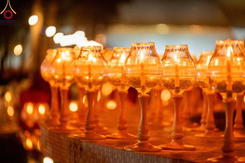 ภาพ No.107225:พิธีจุดประทีปถวายเป็นพุทธบูชา และบูชาธรรมมหาปูชนียาจารย์ ในโครงการธรรมยาตรากตัญญูบูชา มหาปูชนียาจารย์ พระมงคลเทพมุนี(สด จนฺทสโร) พระผู้ปราบมาร  อนุสรณ์สถาน 7 แห่ง ปีที่ 12  วันที่ 6 มกราคม พ.ศ. 2567 ณ อนุสรณ์สถานมหาวิหารพระมงคลเทพมุนี อ.สองพี่น้อง จ.สุพร