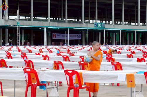 ภาพ No.218564:วันที่ 15 - 18 เมษายน พ.ศ. 2568 การเตรียมภาชนะสำหรับถวายภัตตาหาร , การจัดโต๊ะเก้าอี้ในลานธรรม , การแพ็คพัสดุงานต้อนรับ เพื่องานวันคุ้มครองโลก 22 เมษายน พ.ศ.2568 วัดพระธรรมกาย